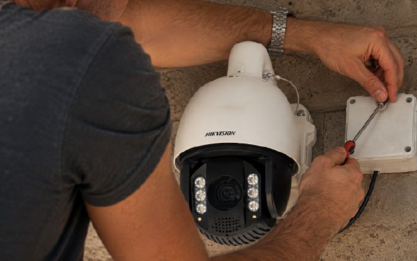 Técnico instalando una cámara de seguridad